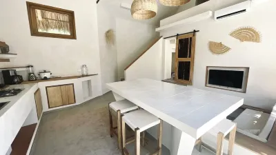 MAHALO Charming 2-bedroom Villa Palmera on the beach with Pool, AC and Starlink! Hotels in 