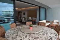 Beautiful Beach front Condo with pool and Espectacular ocean views