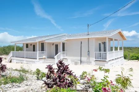 Lovely 2-bedroom cottage with sea views located in Exuma, Bahamas