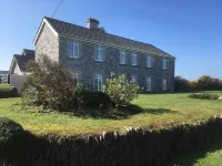 Apartment set in stunning grounds with coastal views & access to coastal paths
