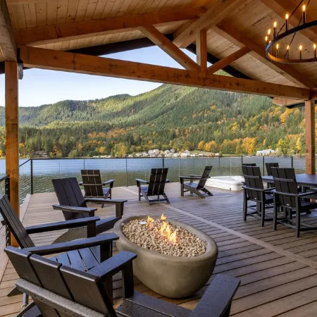 Woods and Wakes Retreat• Hot Tub & Lake Views