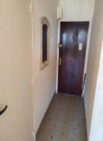 Rent t1 bis 50 m from the beach. Large south-facing balcony with sea view