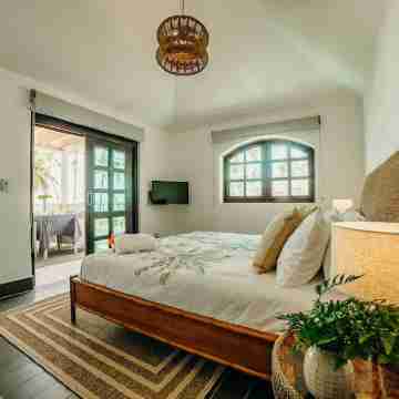 Beachfrot Paradise Villa for Large Groups Prime Location, Daily Cleanning & Pool Rooms