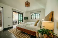 Beach House with Private access to the beach for 24 guest
