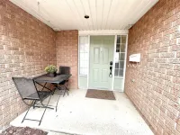 Spacious Guelph Retreat. Sleeps 9. Park 4 cars!