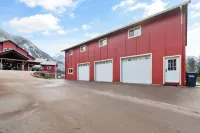 All New Retro Design Carriage House on the Fraser River Hotels near Needle Peak