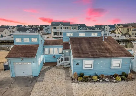 Lagoon-front home just minutes from the beach!