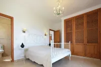 Villa met Zwembad, Buitenkeuken, Ruim Terras, Uitzonderlijk Zicht op de Vallei Hotels in Iznajar