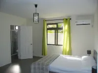 Modern villa 4 bedrooms with en-suite bathrooms pool BBQ beach amenities nearby Hotels in Cap Malheureux