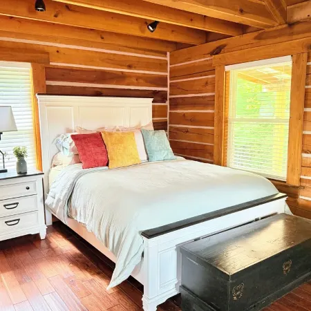 Charming Cabin. Located between New River Gorge and Summersville Lake