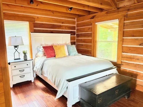 Charming Cabin. Located between New River Gorge and Summersville Lake