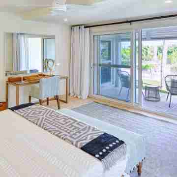 2BR/2BA Ground Floor Apartment in Lush Tropical Garden, 3 Rooms