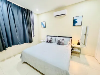 Modern 1 BR KING Bed with Pool NR Beaches