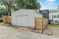 DC Urban Villa At Girard 1 Bed ~ 1 Bath - Bonus Sleeper Sofa Hotels in Catholic University-Brookland