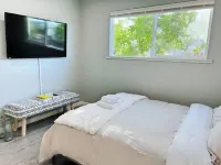 Indulge in Coastal Serenity - Stylish Bay Retreat!