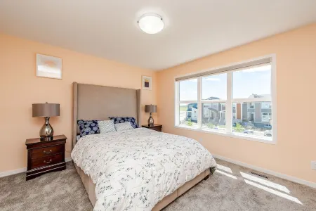 Luxury cozy home in the south of Calgary Отели рядом с достопримечательностью «Парк штата Фиш Крик»