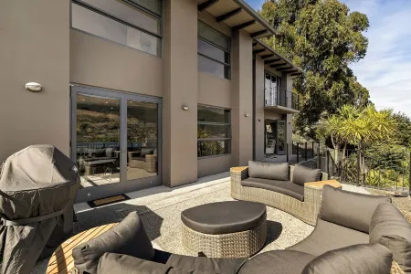 Luxurious Lake View Escape - 3 Bedroom Home!