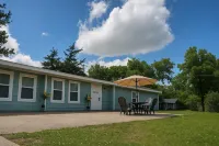 •A Family Haven N' Heart of Tupelo: 4 Bedrooms, 6 Beds, 1.5 Baths Sleeps 8 or 9