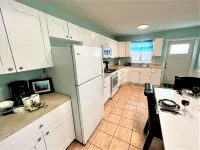 Blair's Bungalow - 2 bdrm w/dock slip Green Turtle Cay