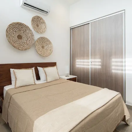 Modern Stylist 3 BR Beach House, w/Private Pool & Fast WiFi.