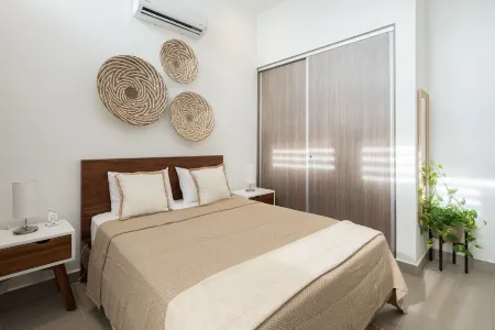 Modern Stylist 3 BR Beach House, w/Private Pool & Fast WiFi.