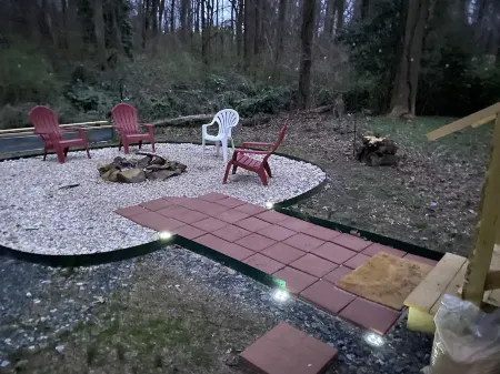 Glamping at it's best! Sleeps 4, Porch w/grill Fire pit Big outdoor living space