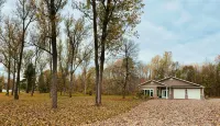 Luxury Private Cottage on Five Acres w/ Hot Tub & Direct Access to Public Beach!