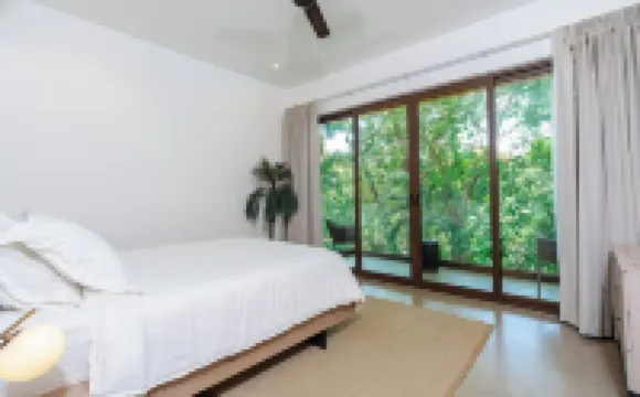 4Br/3.5BA AC Villa, 200m from Beach with Amazing Private Pool, Garden & Parking