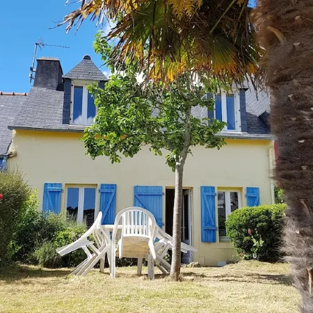 Typical Morgat house 150m from the beach with private garden