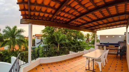 Contemporary Villa in Lush,Tropical, Private Paradise