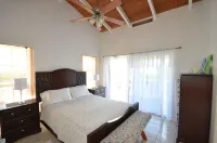 #1 Reviewed Pristine Private Beachfront Villa, Full Laundry & Kitchen, WiFi, A/C