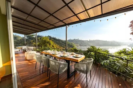 Casa Chévere - Vibrant & Fun Lakeside Oasis