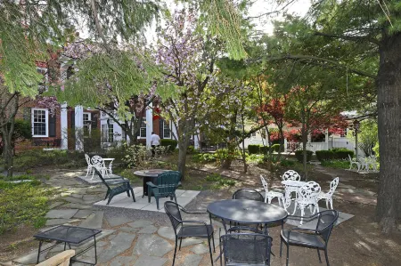 The Country Inn of Berkeley Springs Отели рядом с достопримечательностью «Парк штата Беркли Спрингс»