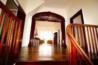 โมเบย์ ค็อตช์ - โฮสเทล