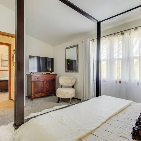 Near Medical Corridor: 'whimsy Wisconsin' Duplex