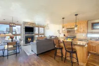 Lodge Life! Walk or Shuttle to Lifts + Fireplace, Hot Tub 2 Bedroom Condo by RedAwning Hotel di Telluride