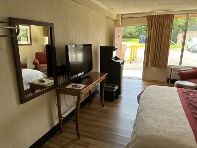 Daniel Boone Motor Inn Hotels near University Of Pikeville