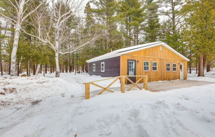 2 Ponds and Trail Access Peaceful Cabin in Calumet!