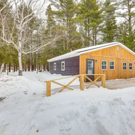 2 Ponds and Trail Access Peaceful Cabin in Calumet!