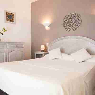 Logis Hôtel le Petit Manoir Rooms