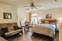 Cobble Wood & Bird Sanctuary Guest Houses Các khách sạn gần Solart Glass Studio