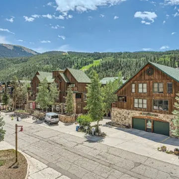 8594 Expedition Station 1 Bedroom Condo by RedAwning