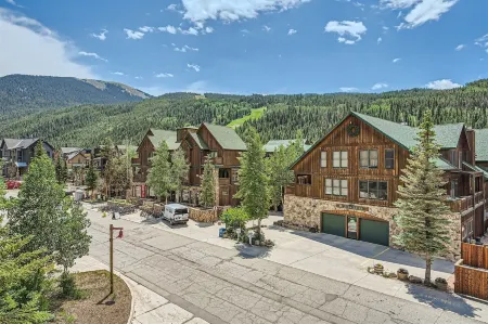 8594 Expedition Station 1 Bedroom Condo by RedAwning