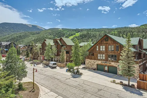 8594 Expedition Station 1 Bedroom Condo by RedAwning