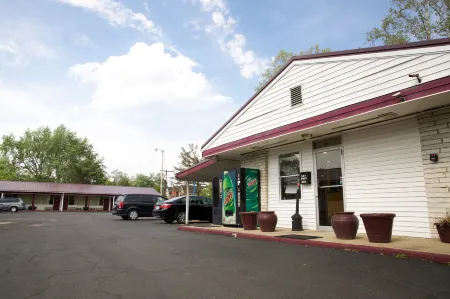 Highlander Motel Отели в г. Атенс