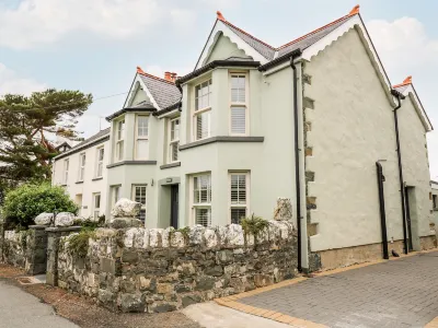 Dolwern Hotels near The Last Invasion Tapestry Gallery