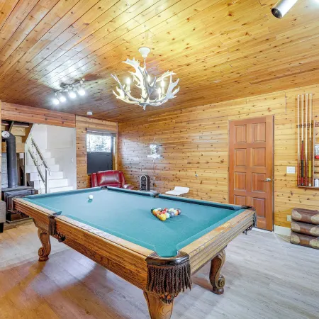 Wraparound Deck & Grill: Wrightwood Cabin Near PCT