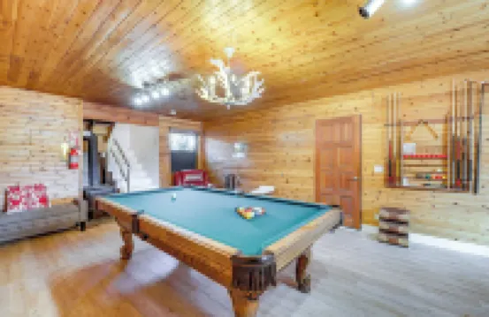 Wraparound Deck & Grill: Wrightwood Cabin Near PCT