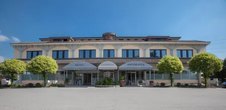 Hotel Ristorante Continental Отели в г. Треццо-суль-Адда