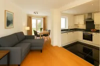 4-Bed Home in Maidenhead Hotels near The Tea-Pot Cafe